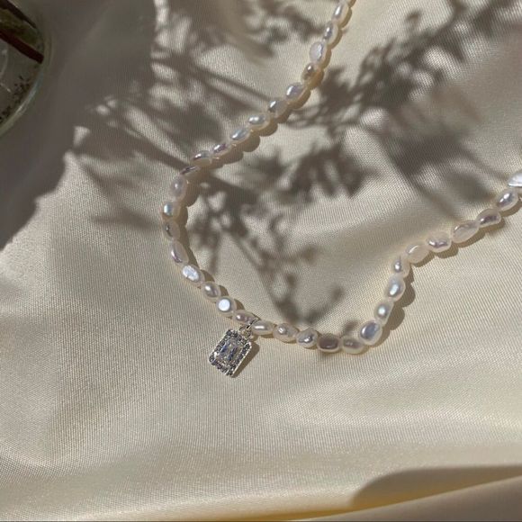 Baroque Pearl Necklace with Emerald Pendant - Picture 3 of 8